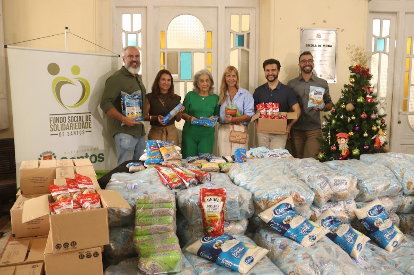 pessoas com as doações #paratodosverem