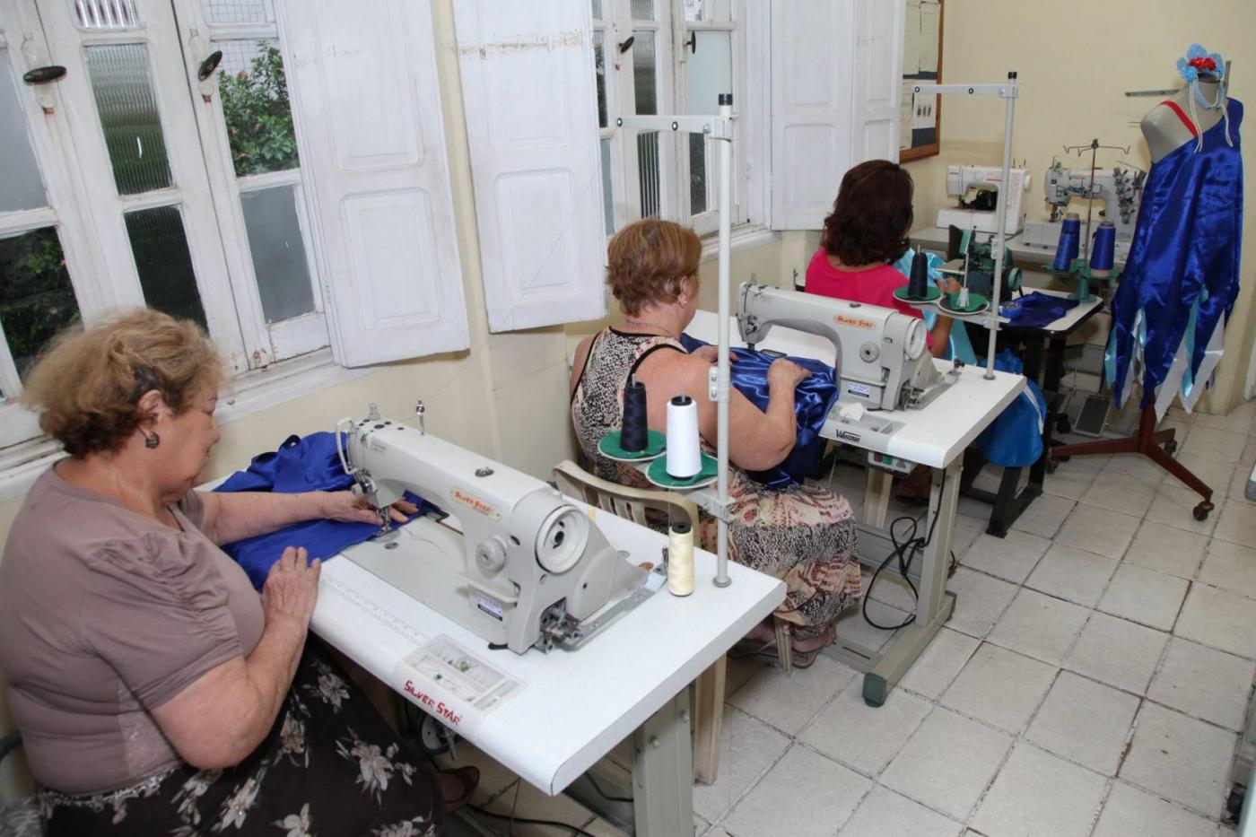 mulheres costurando #paratodosverem 