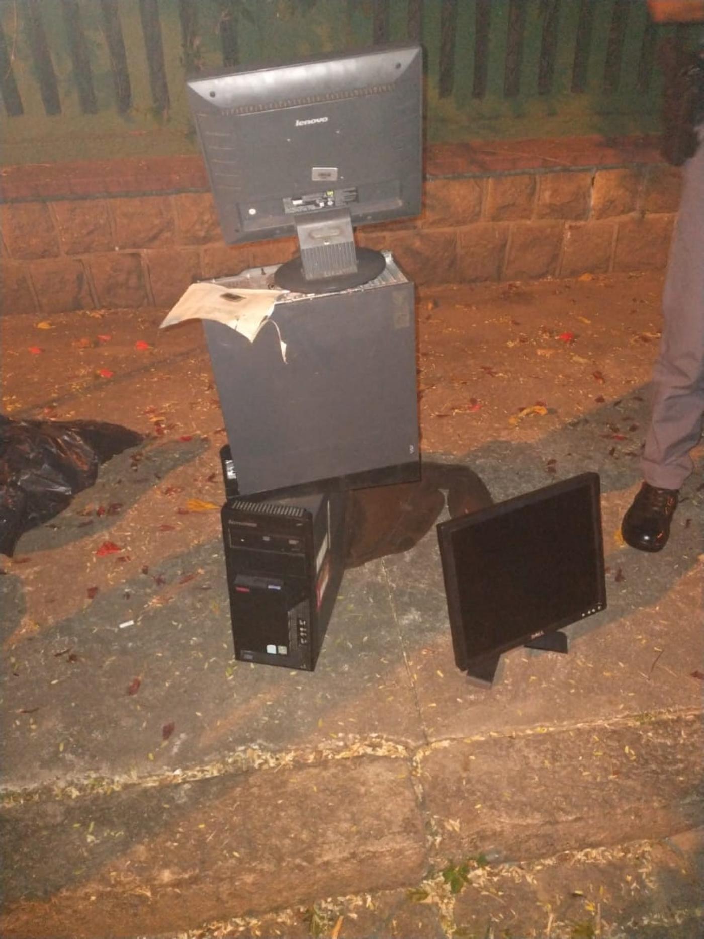 aparelhos de informática no chão. #paratodosverem