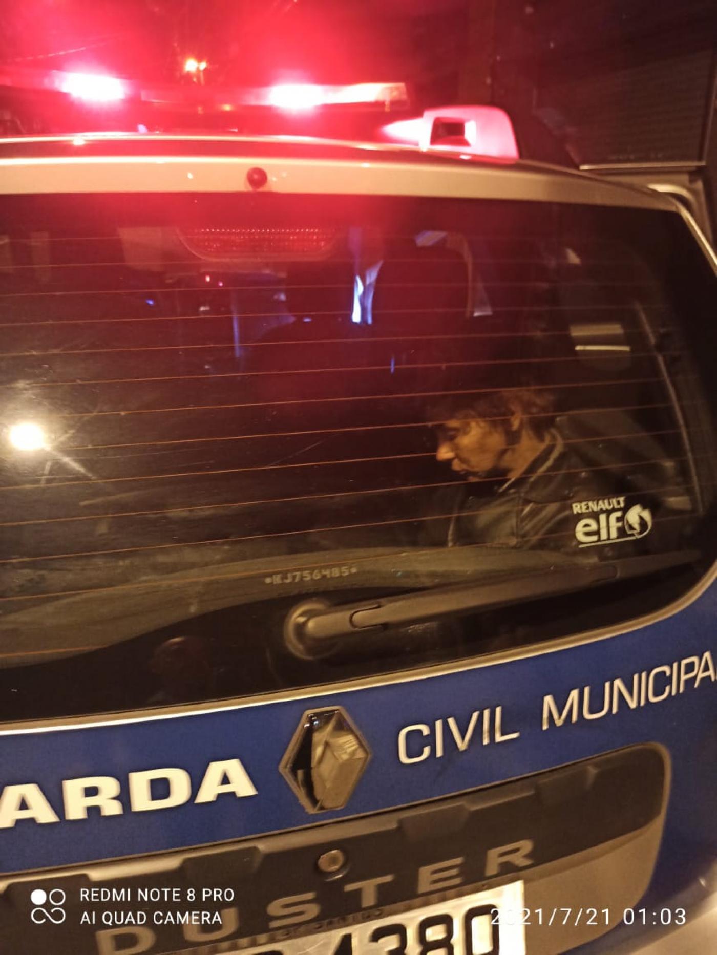 mulher dentro de viatura da Guarda Municipal. #paratodosverem