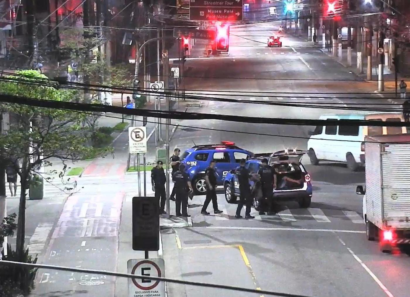 viatura da guarda municipal está parada em rua. há movimentação de guardas. #paratodosverem 