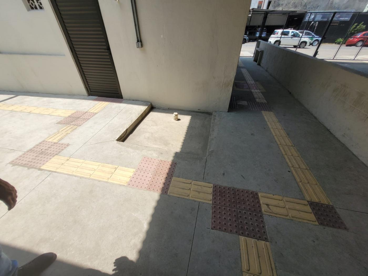 piso em concreto com adesivo de piso podotátil. #paratodosverem 