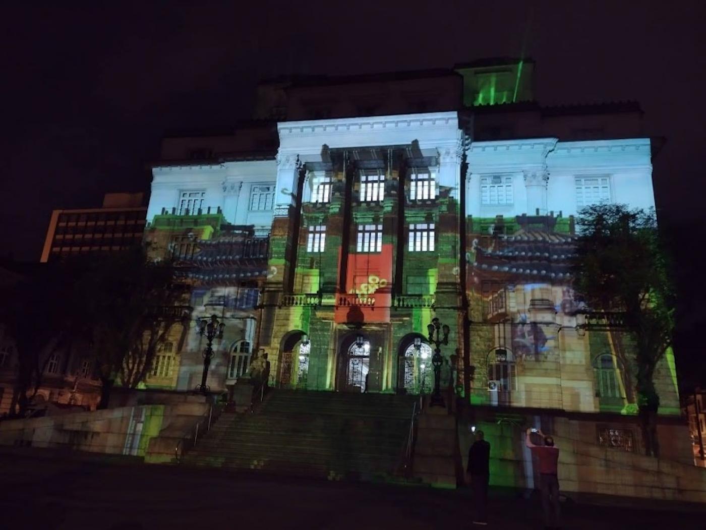 imagem de castelo projetada na fachada da prefeitura. #paratodosverem