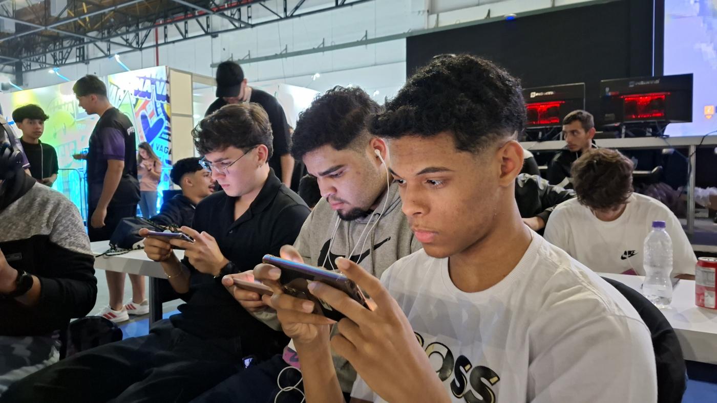 meninos jogando videogame #paratodosverem