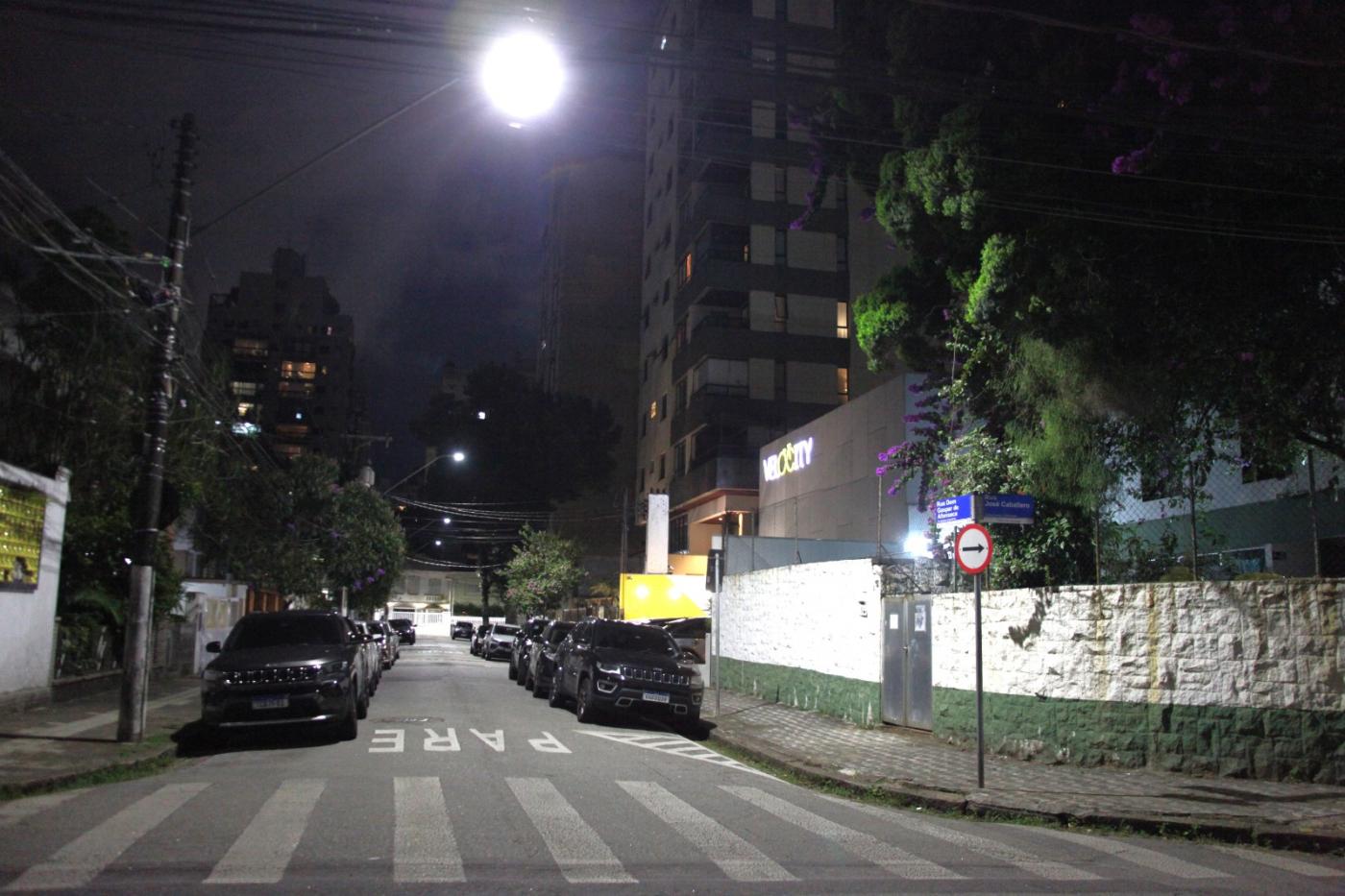 rua com nova iluminação #paratodosverem 