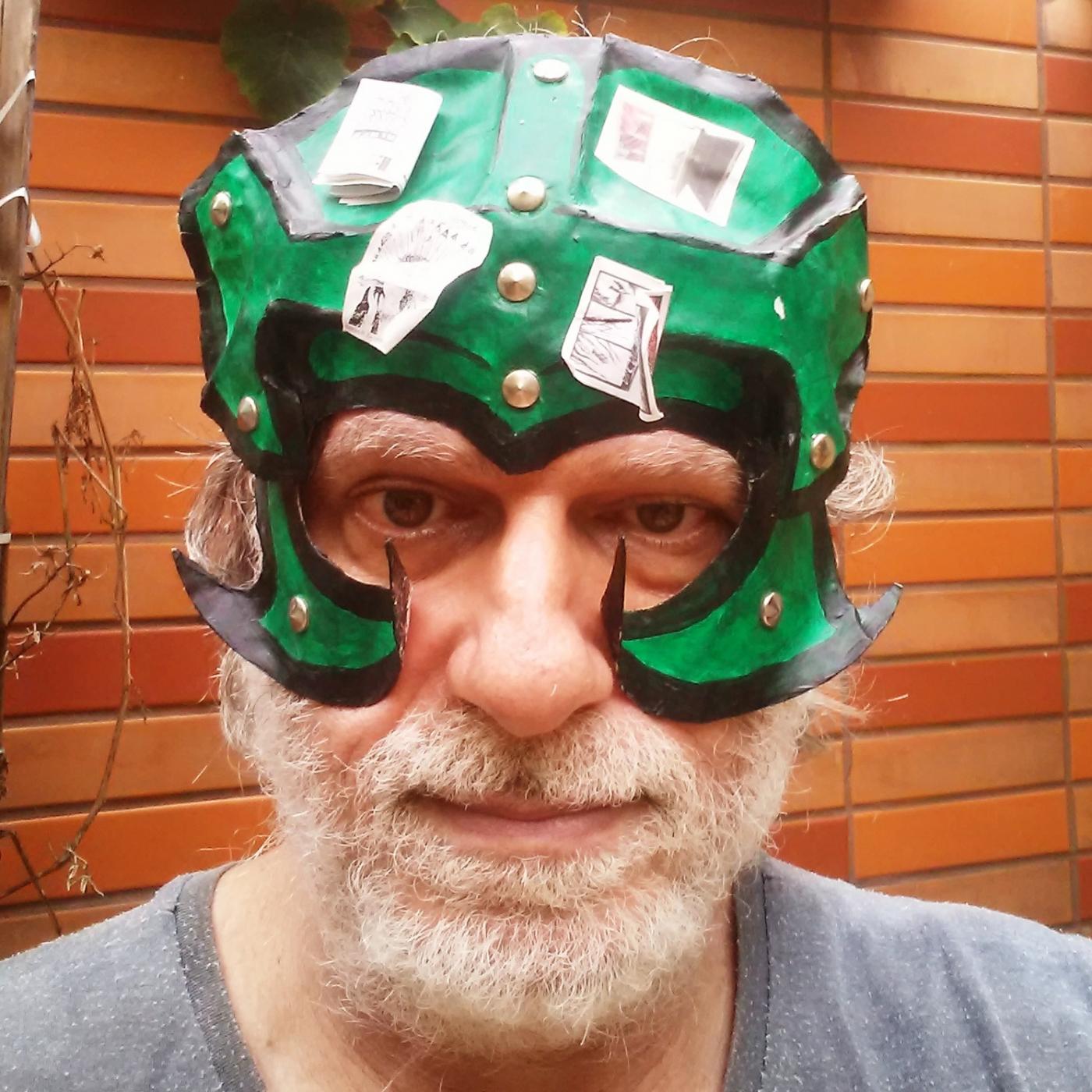 gazy andraus com um espécie de capacete com figurinhas coladas. #paratodosverem