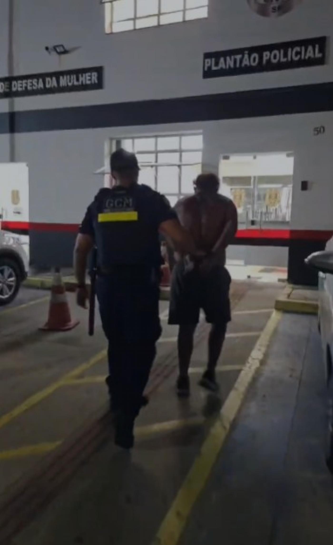 guarda leva homem para a delegacia #paratodosverem 