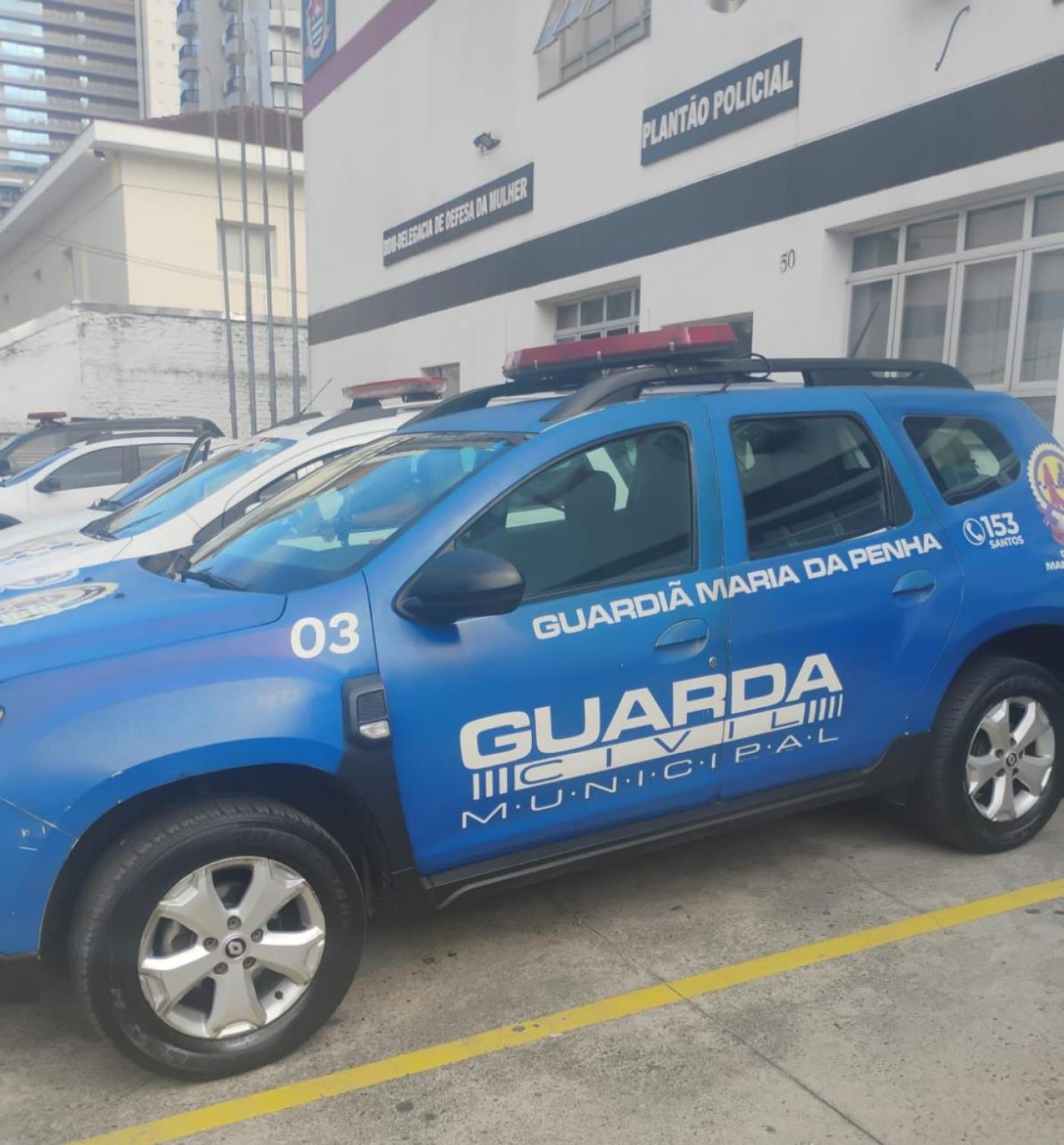 viatura da guarda municipal em frente a distrito policial. #paratodosverem 