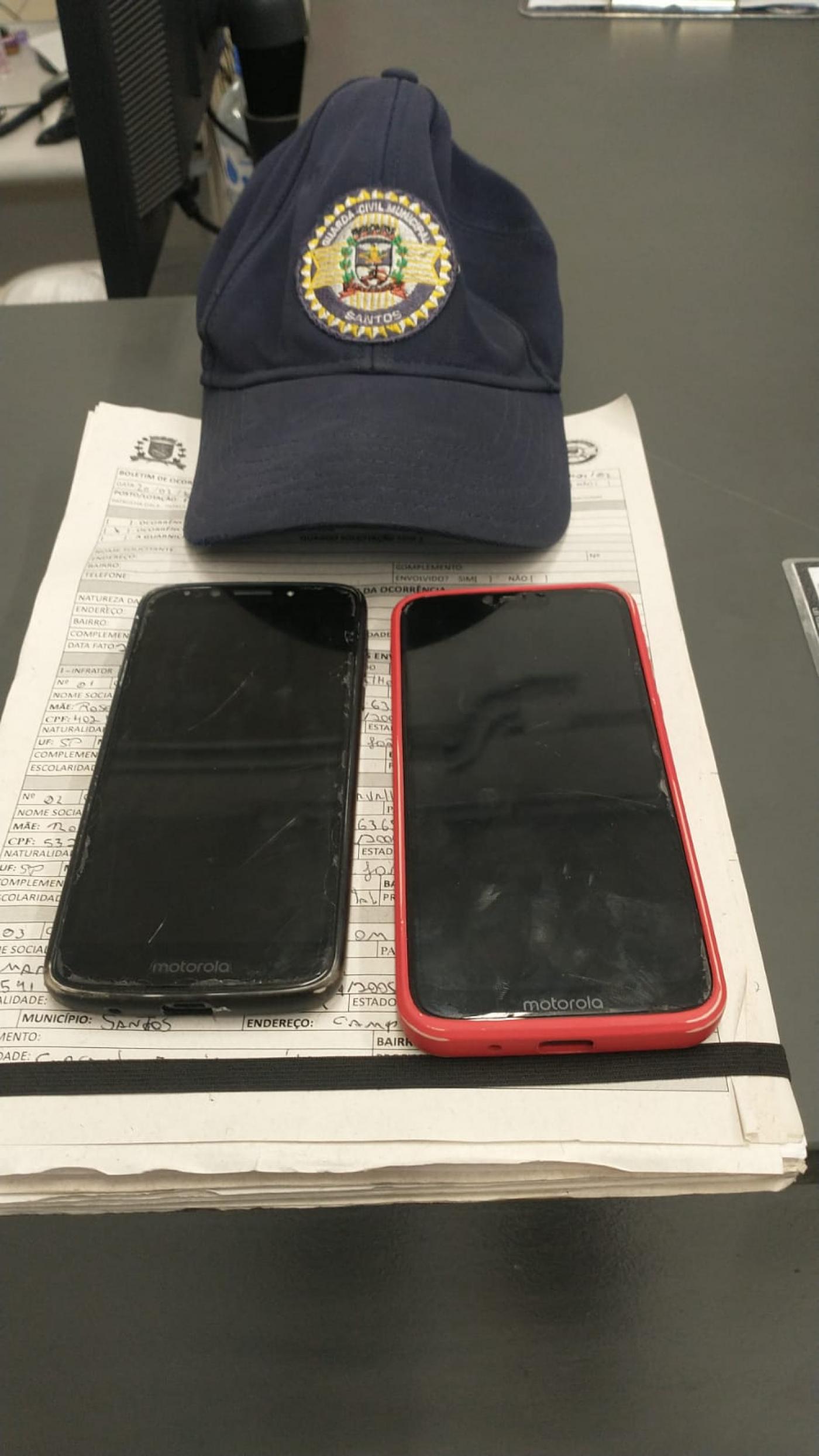 Dois celulares e boné da Guarda Municipal. #pratodosverem