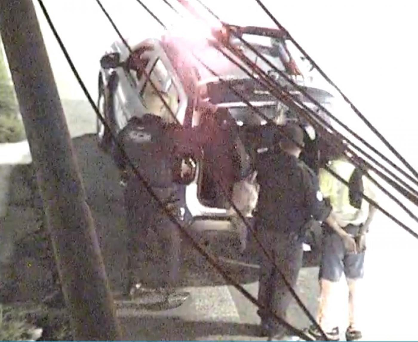 imagens das câmeras mostram homem sendo preso #paratodosverem