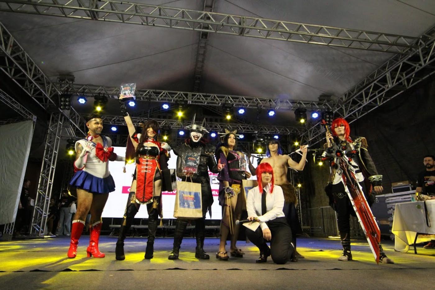 pessoas em concurso de cosplay #paratodosverem