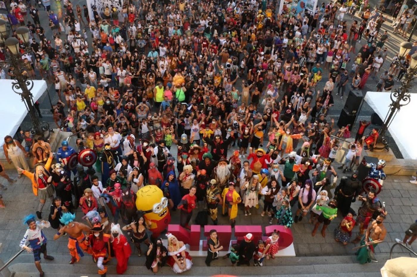 Muitas pessoas na praça #paratodosverem