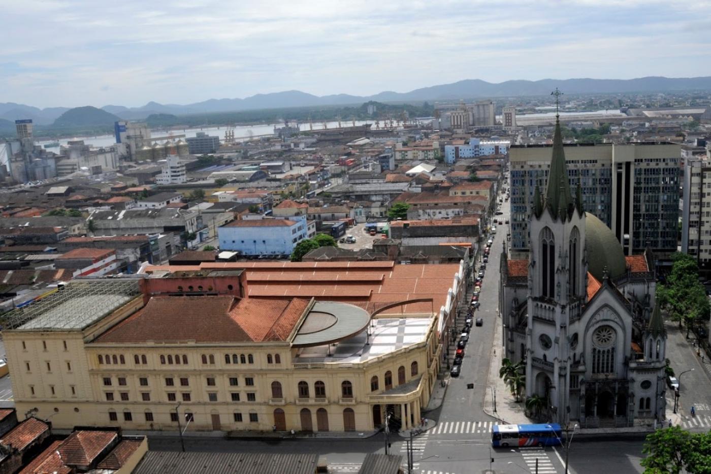 vista geral do centro, com o Coliseu e a Catedral em primeiro plano e bairro do paquetá ao fundo. #paratodosverem