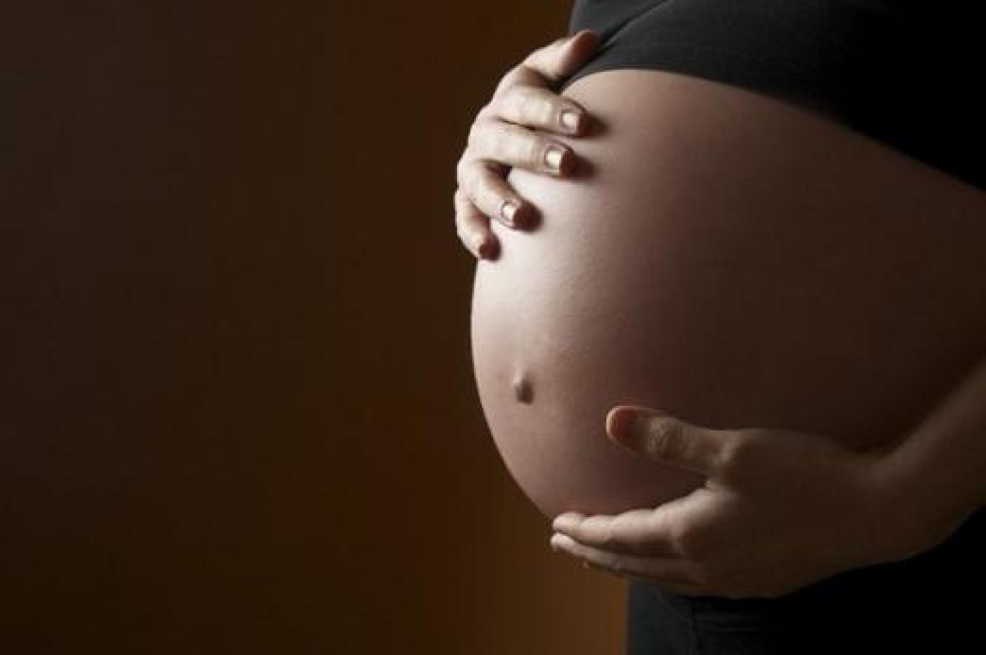 foco em barriga nua de grávida. #paratodosverem
