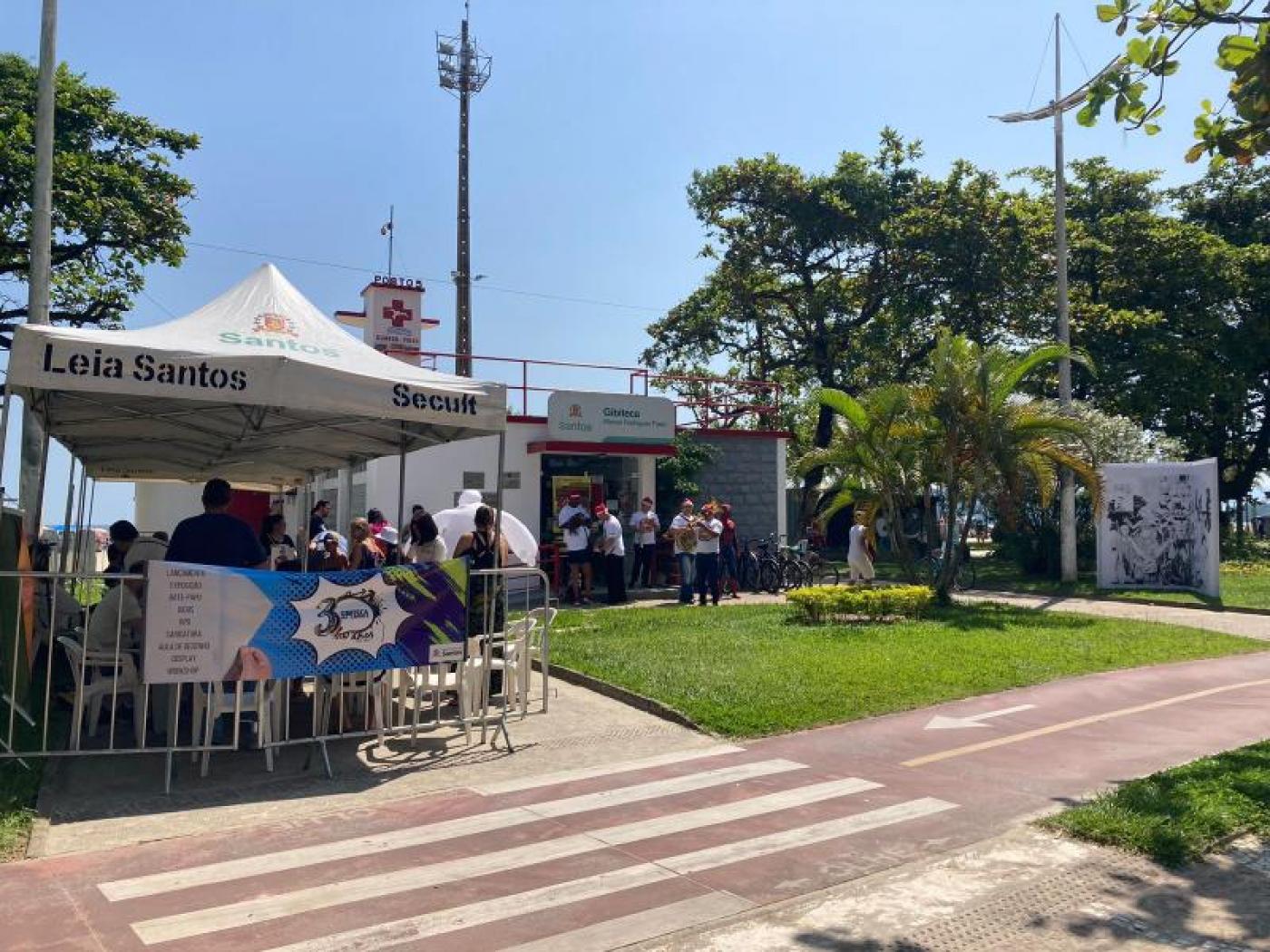 Tenda montada em frente à Gibiteca. #paratodosverem