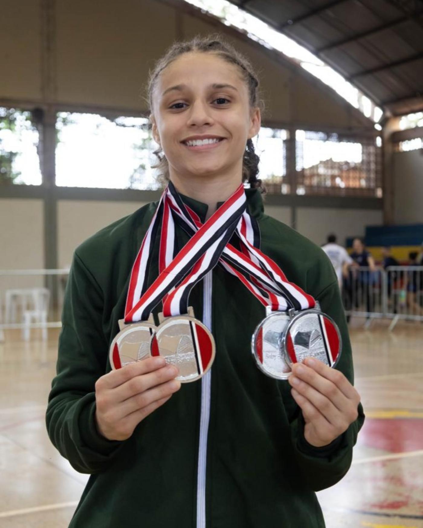 Judoca mostra suas medalhas. #Paratodosverem