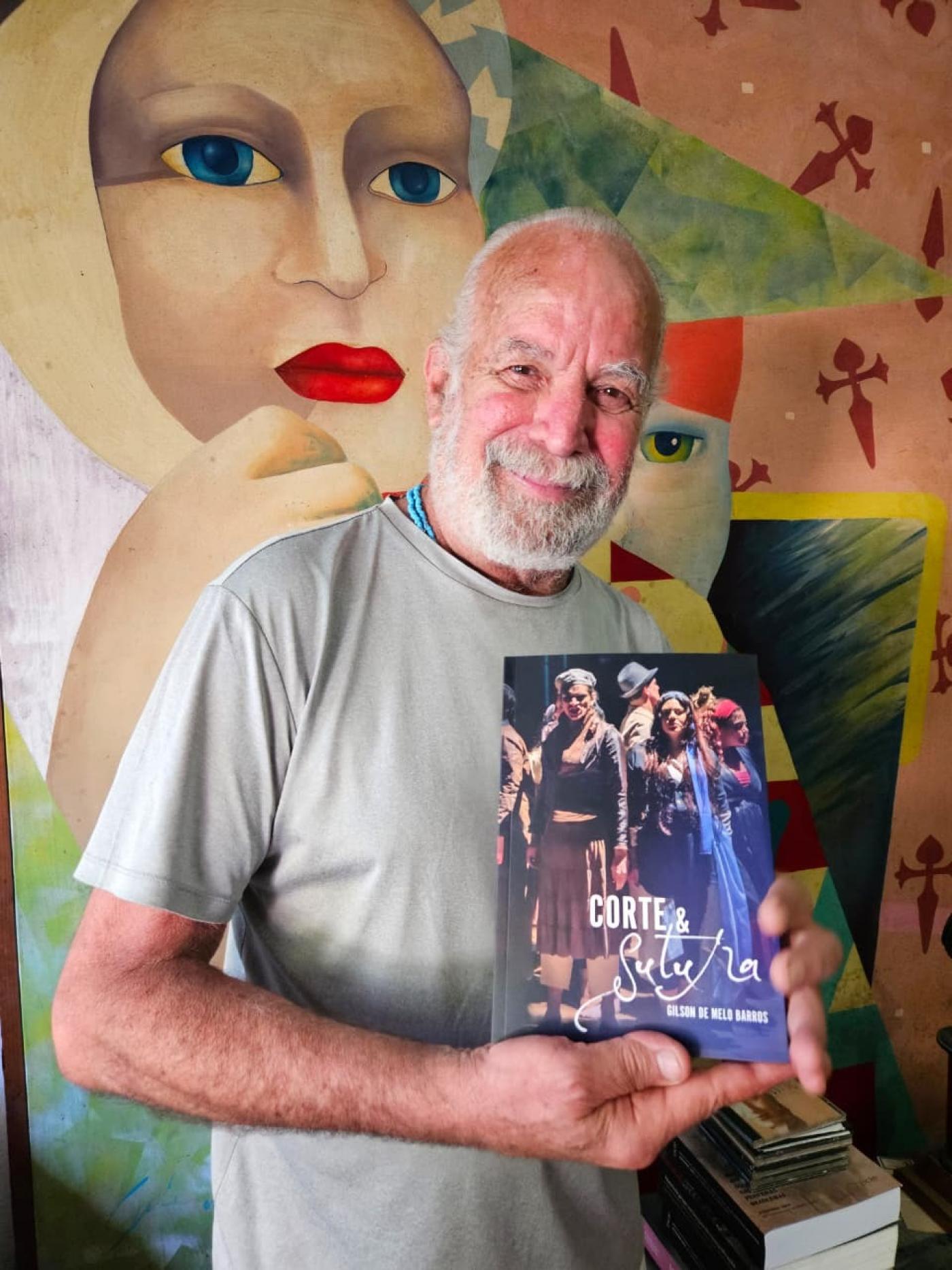 Autor mostra seu livro. #Paratodosverem.