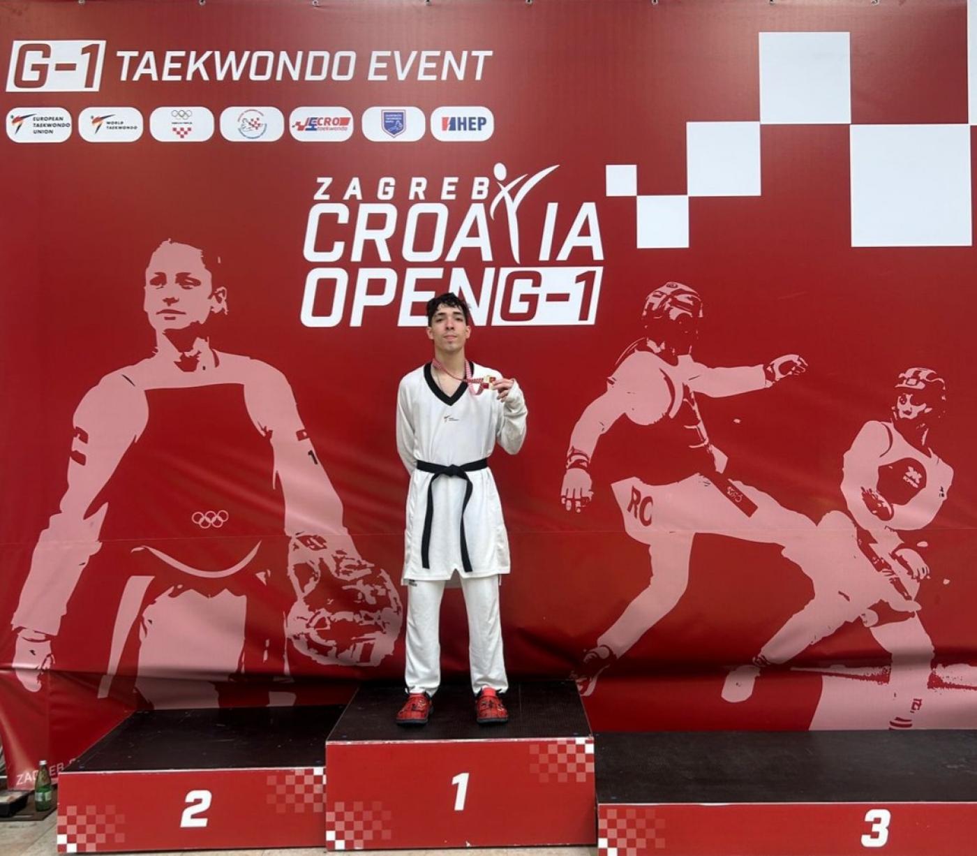 Lutador de Santos no pódio. #Paratodosverem.