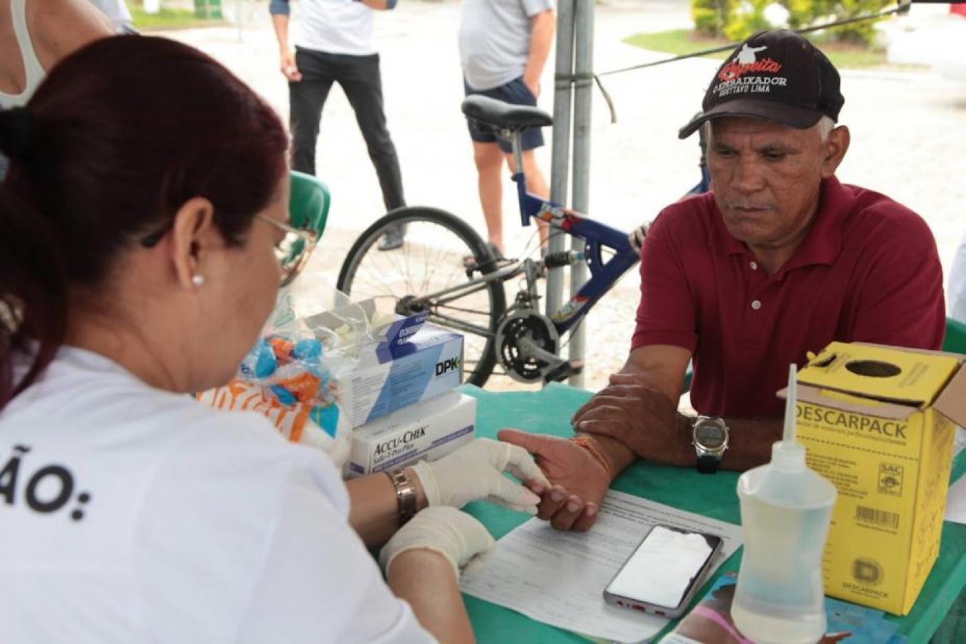 homem passa por teste de glicemia #paratodosverem