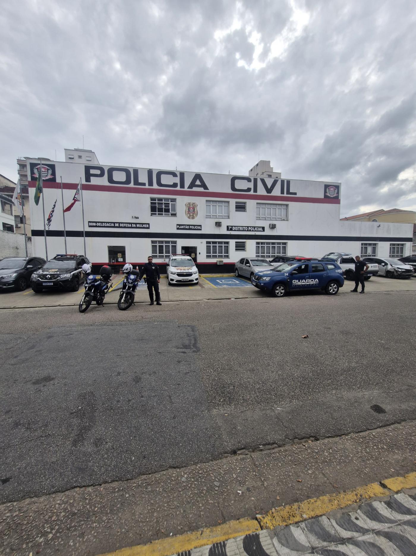 viaturas paradas na porta de delegacia #paratodosverem 