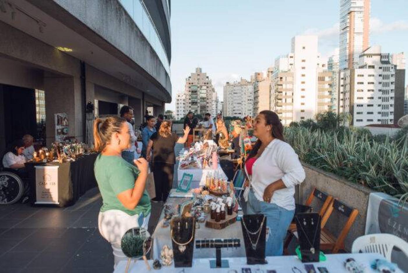 pessoas em festival criativo #paratodosverem