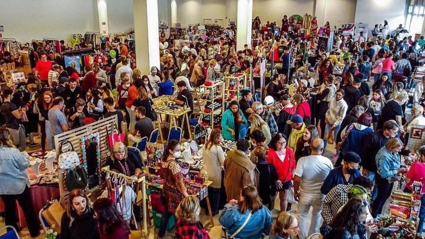 pessoas na feira #paratodosverem