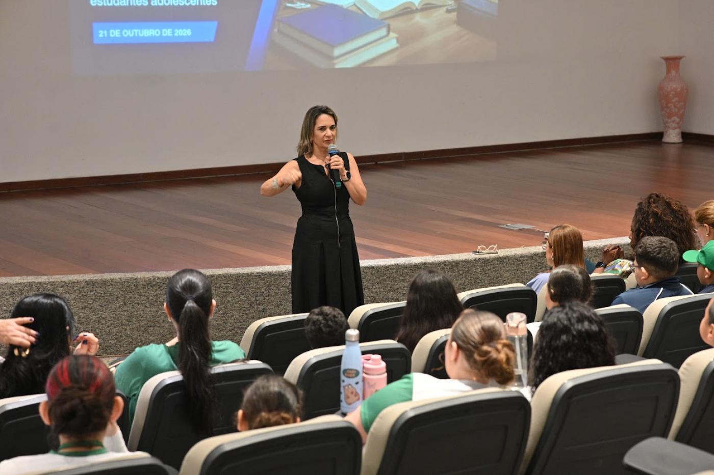 alunos assistem professora #paratodosverem 
