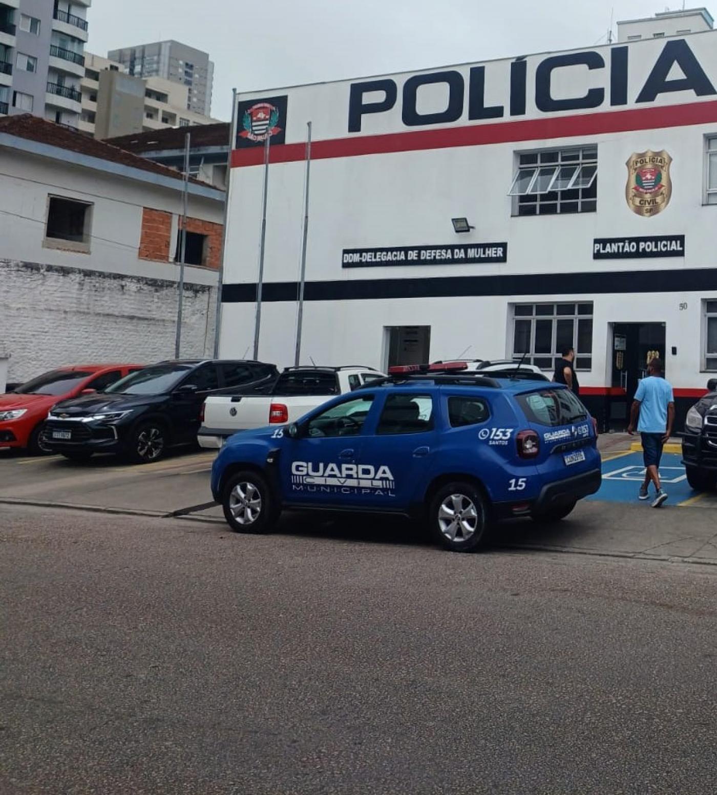 viatura parada na porta de delegacia #paratodosverem 