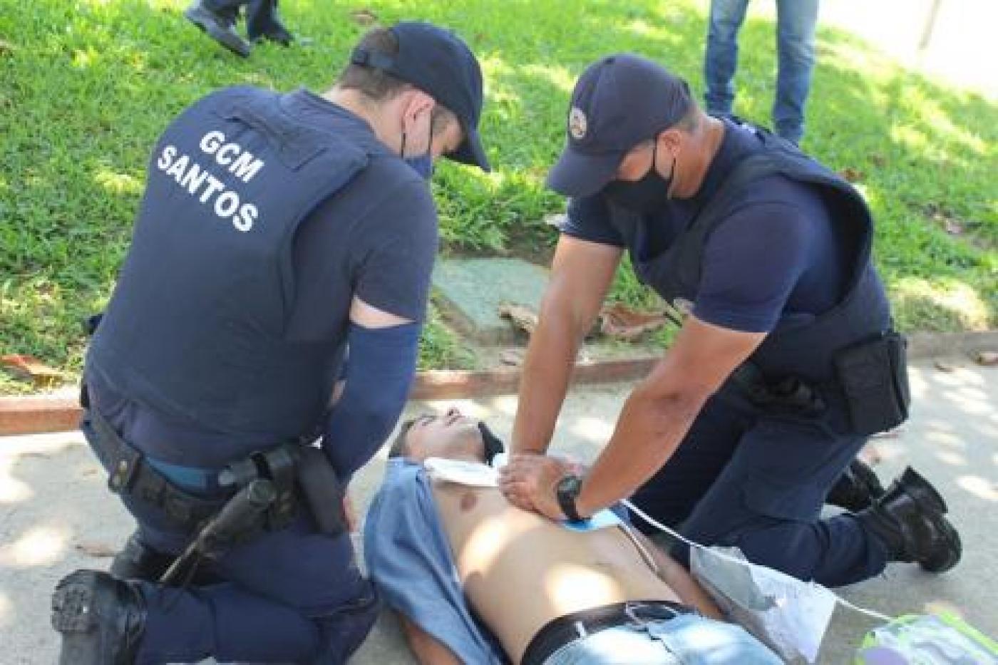 Guardas realizam simulação de atendimento a vítima de parada cardiorrespiratória. #pratodosverem