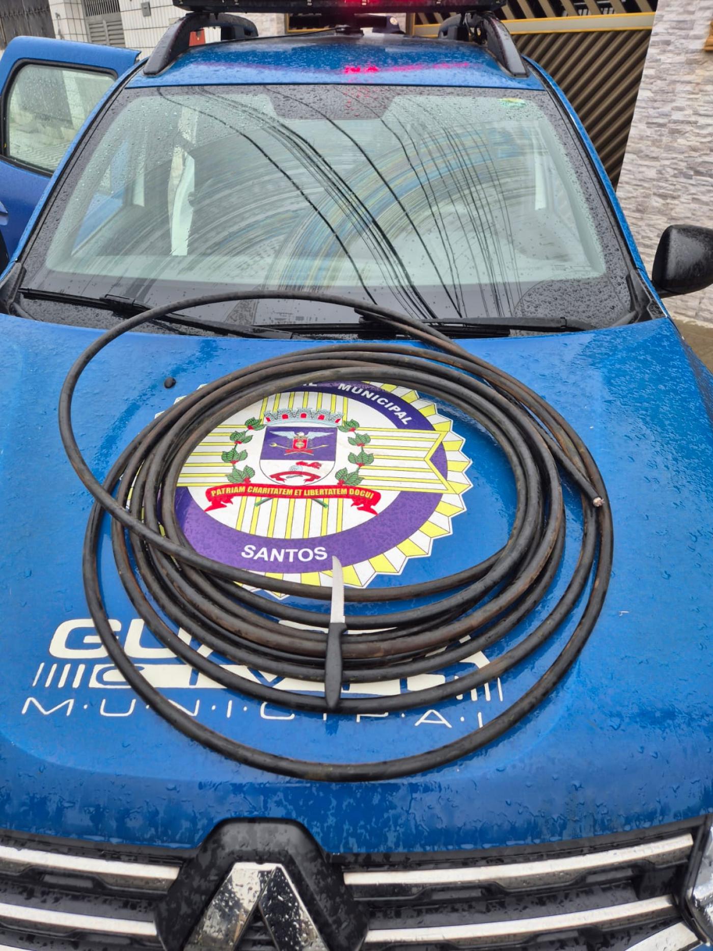 fios em cima de viatura #paratodosverem