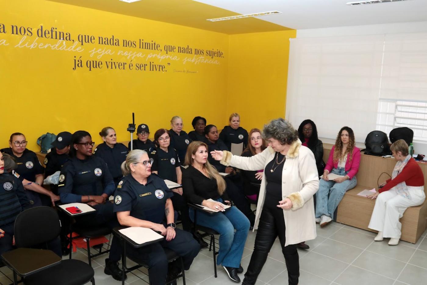 palestrante fala com guardas sentadas #paratodosverem 