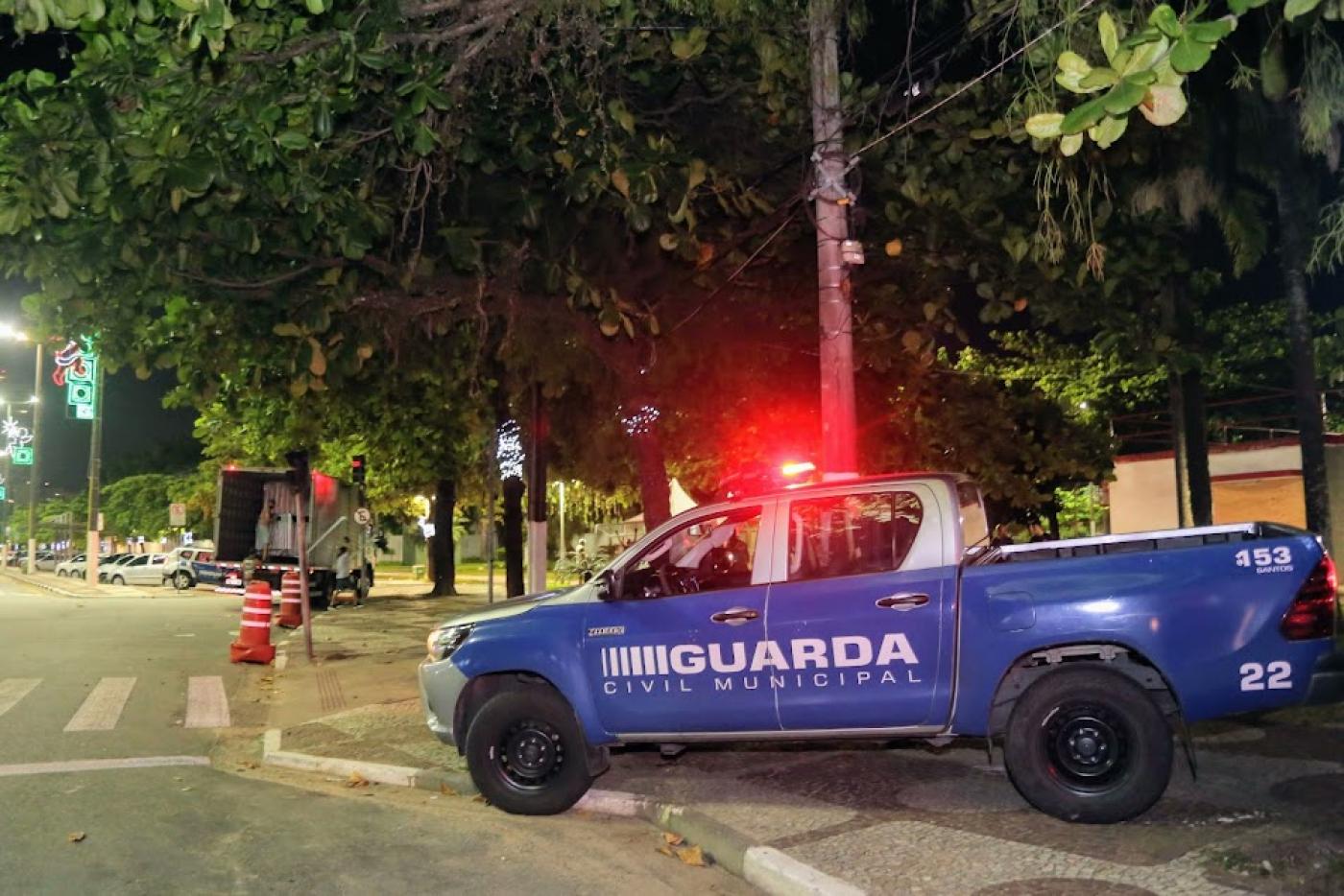 viatura da guarda no calçadão da orla à noite. #paratodosverem