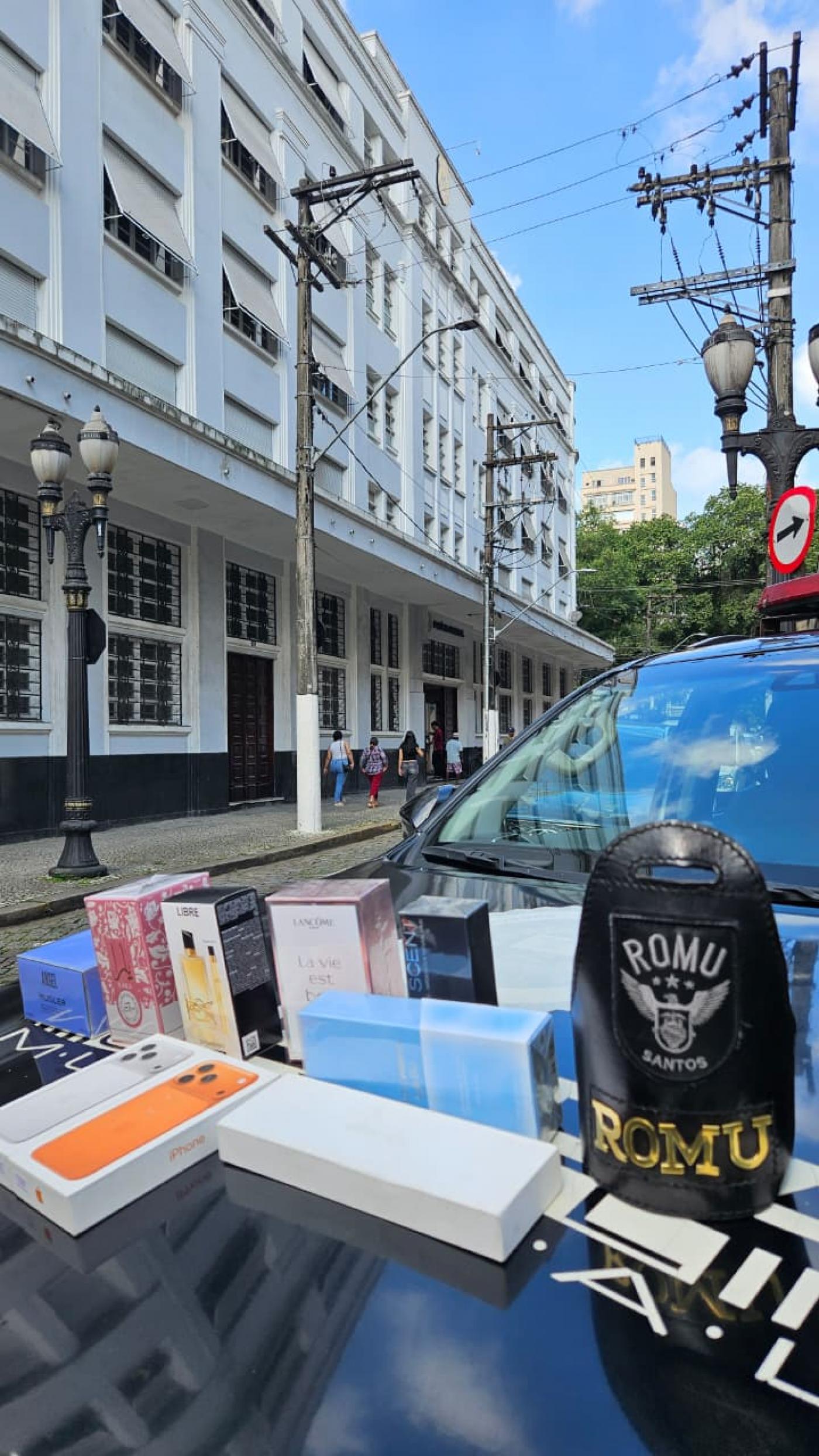 produtos em capô de carro na frente de delegacia #paratodosverem