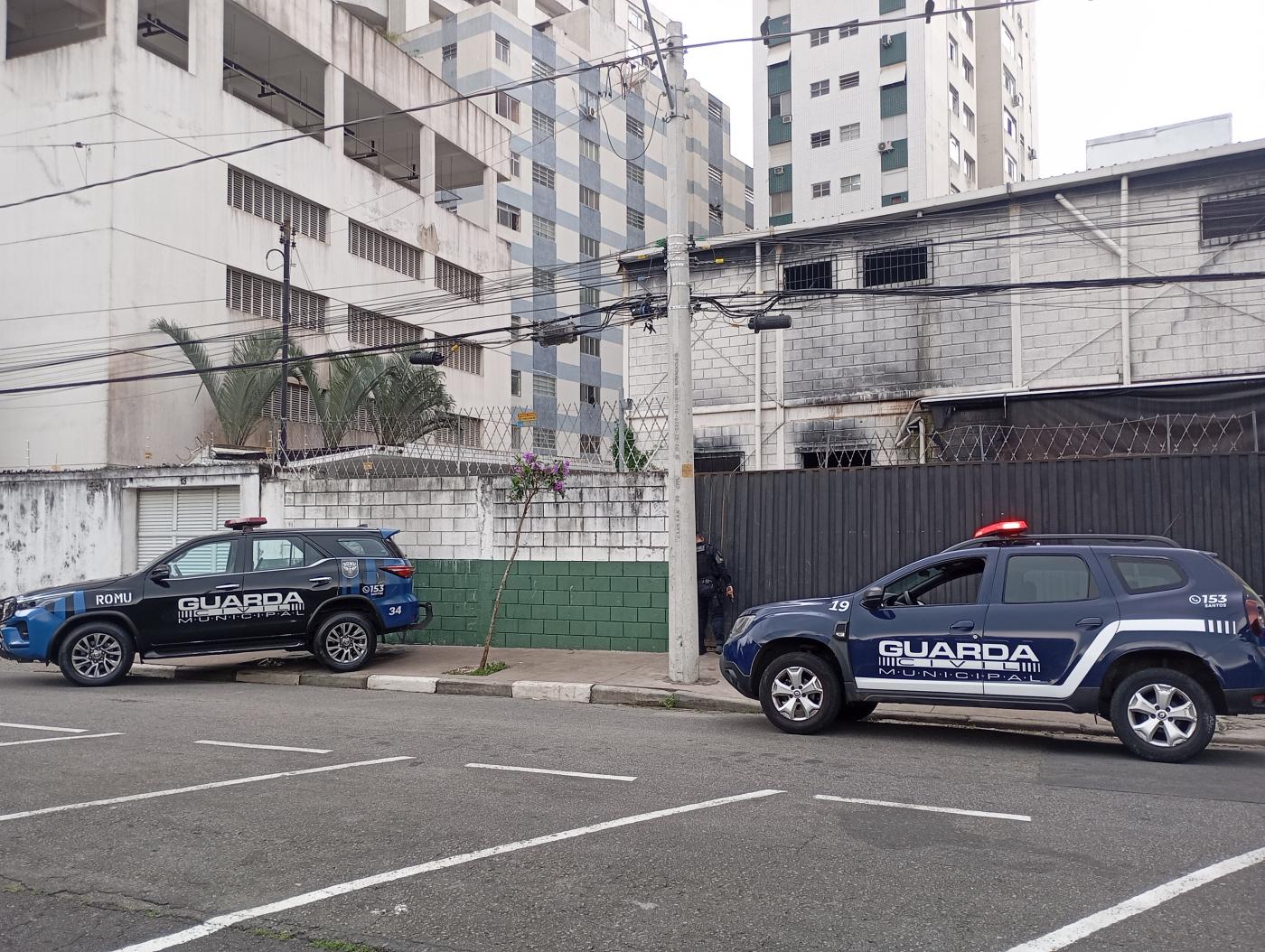 viaturas paradas na frente de imóvel furtado #paratodosverem