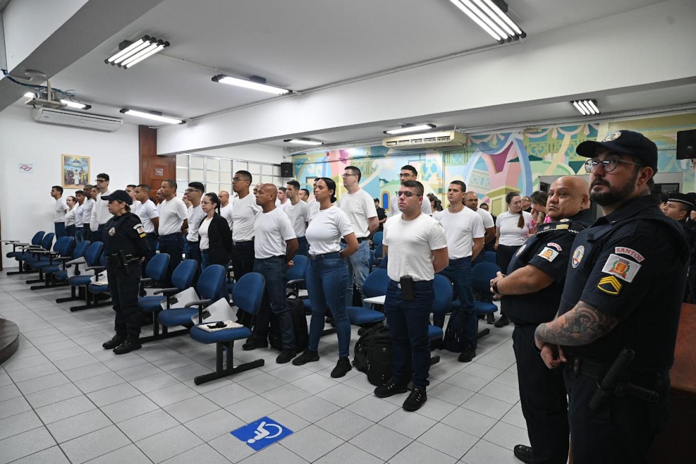 guardas em pé durante a aula #paratodosverem