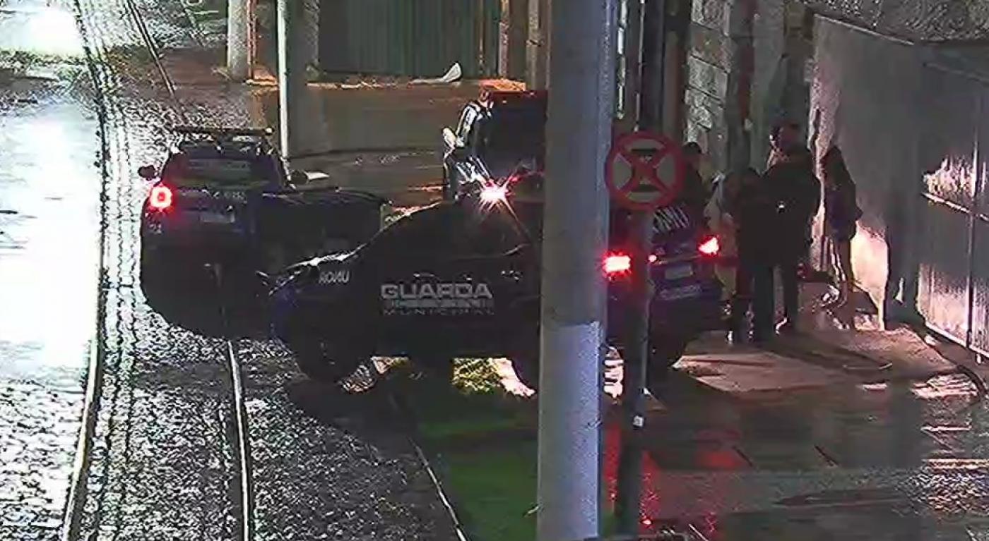 guardas fazendo prisão na rua #paratodosverem