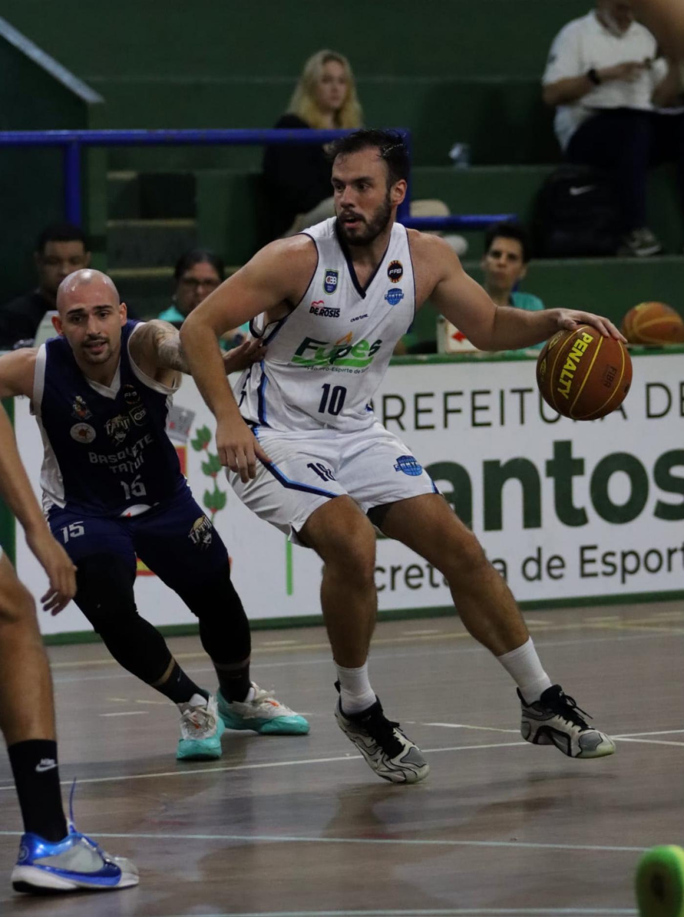 jogadores de basquete no jogo. #Paratodosverem.