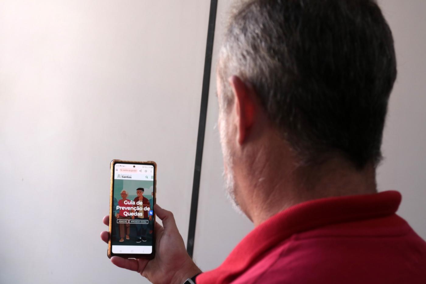 pessoa vendo o guia no celular #paratodosverem