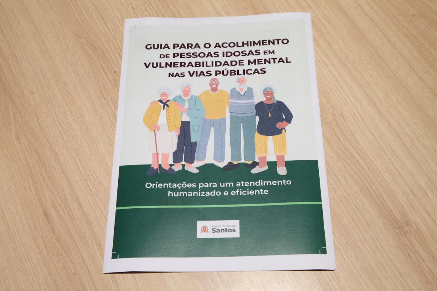 guia em cima da mesa #paratodosverem 