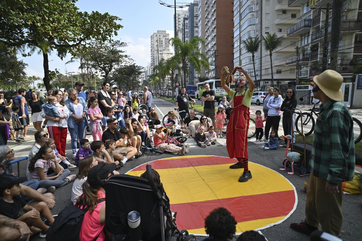 crianças e adultos ocupam orla de santos #paratodosverem