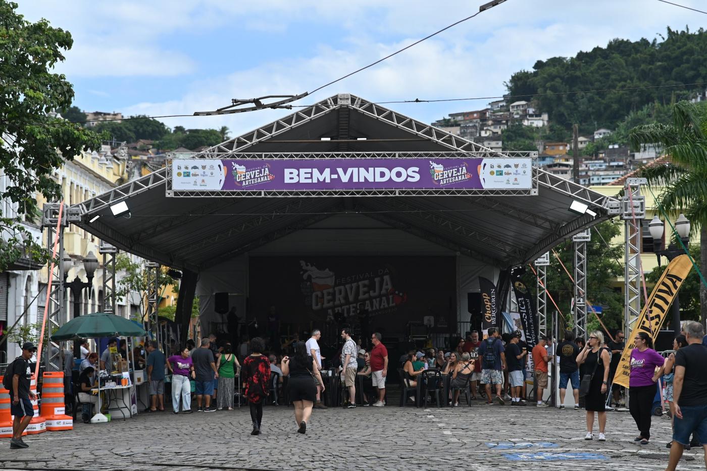 tenda armada com faixa onde se lê Festival da Cerveja. #paratodosverem