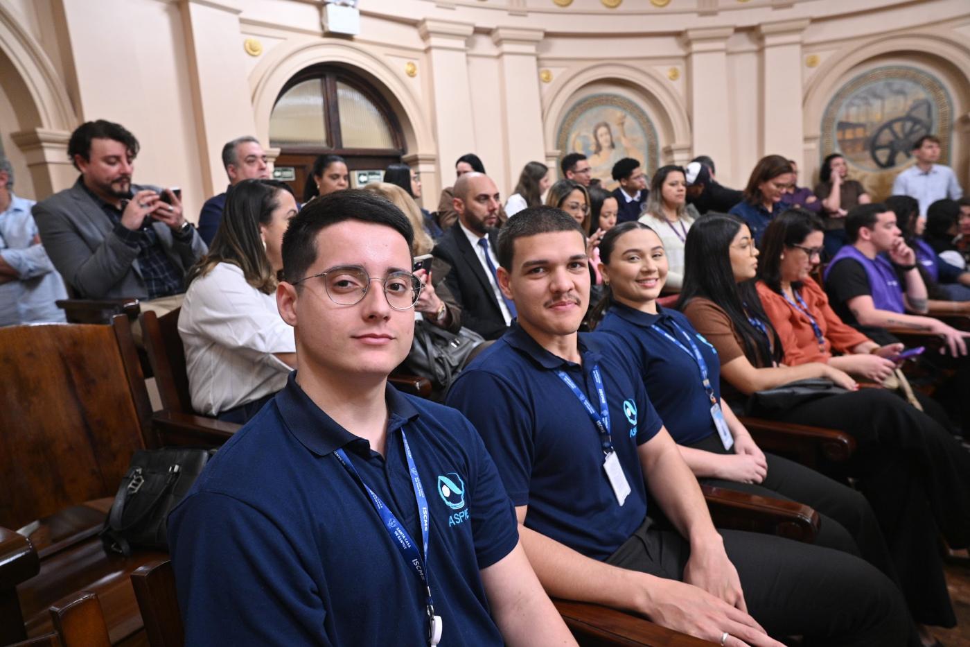 jovens aprendizes posam para foto. #paratodosverem