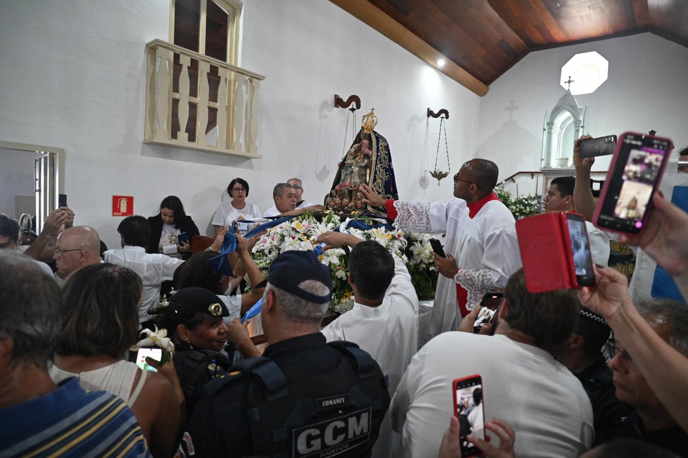 imagem de santa dentro de capela. #paratodosverem