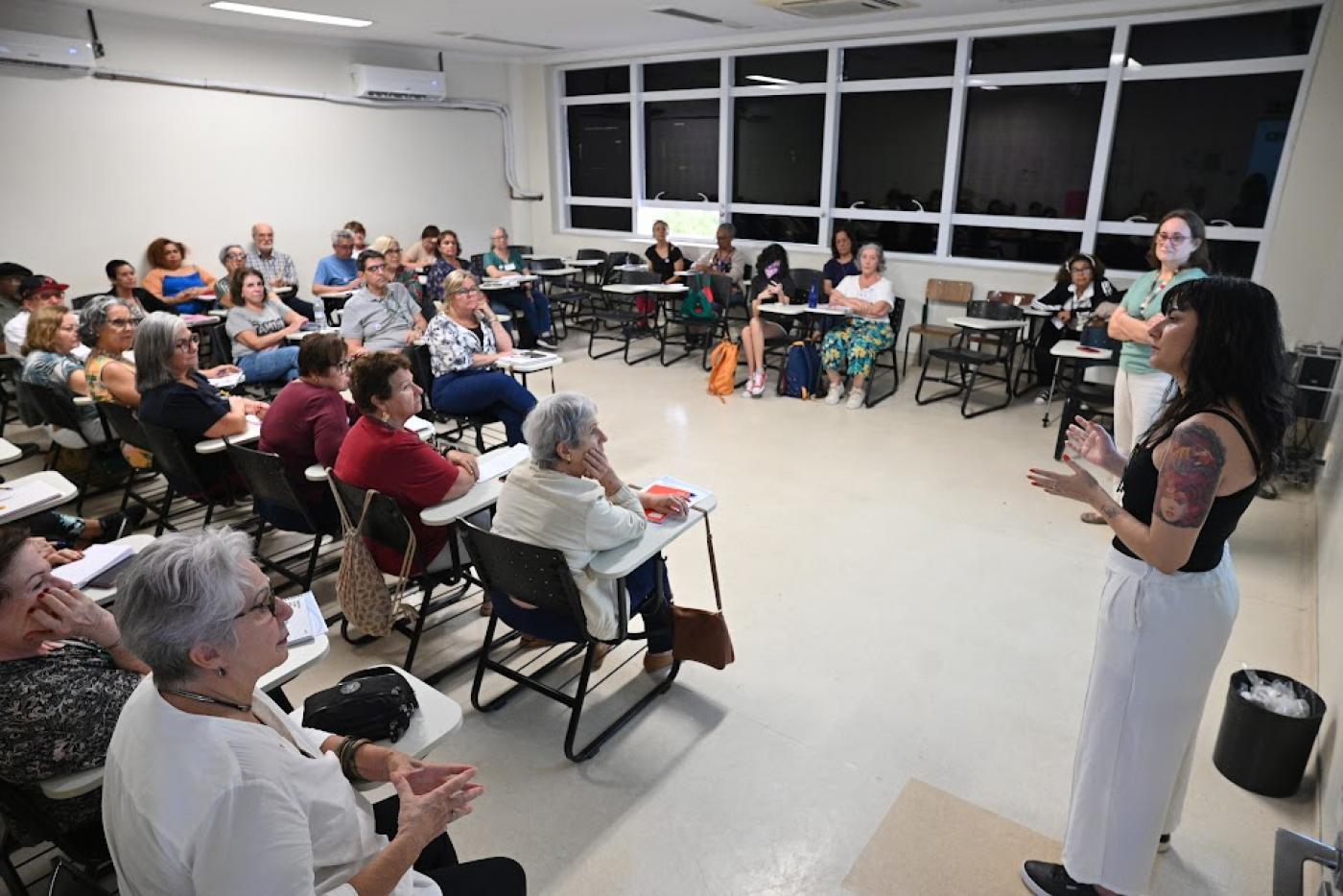pessoas sentadas em uma sala de aula #paratodosverem