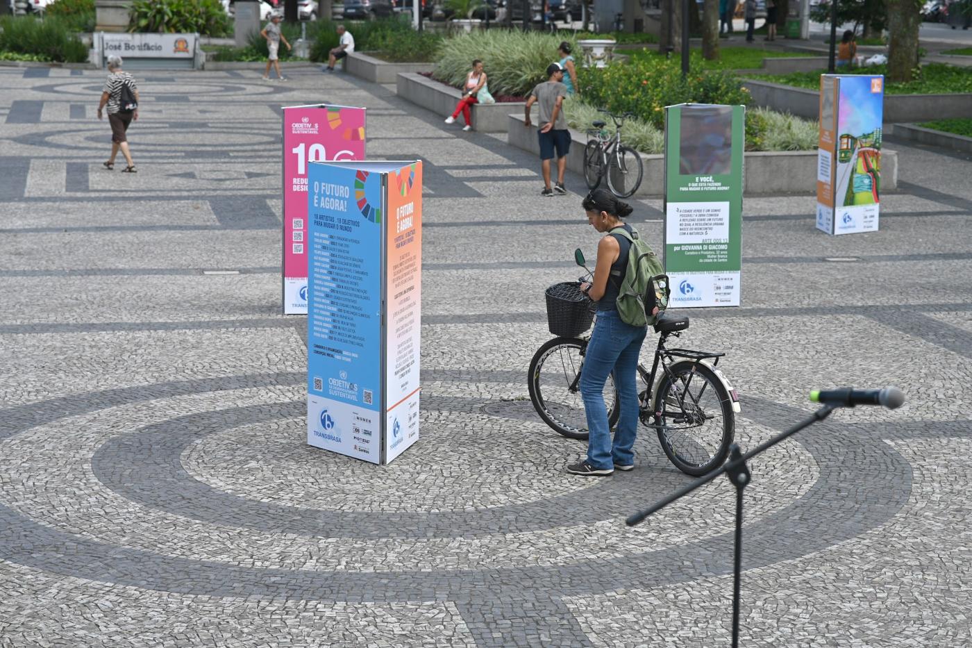 paineis expostos em praça. #paratodosverem