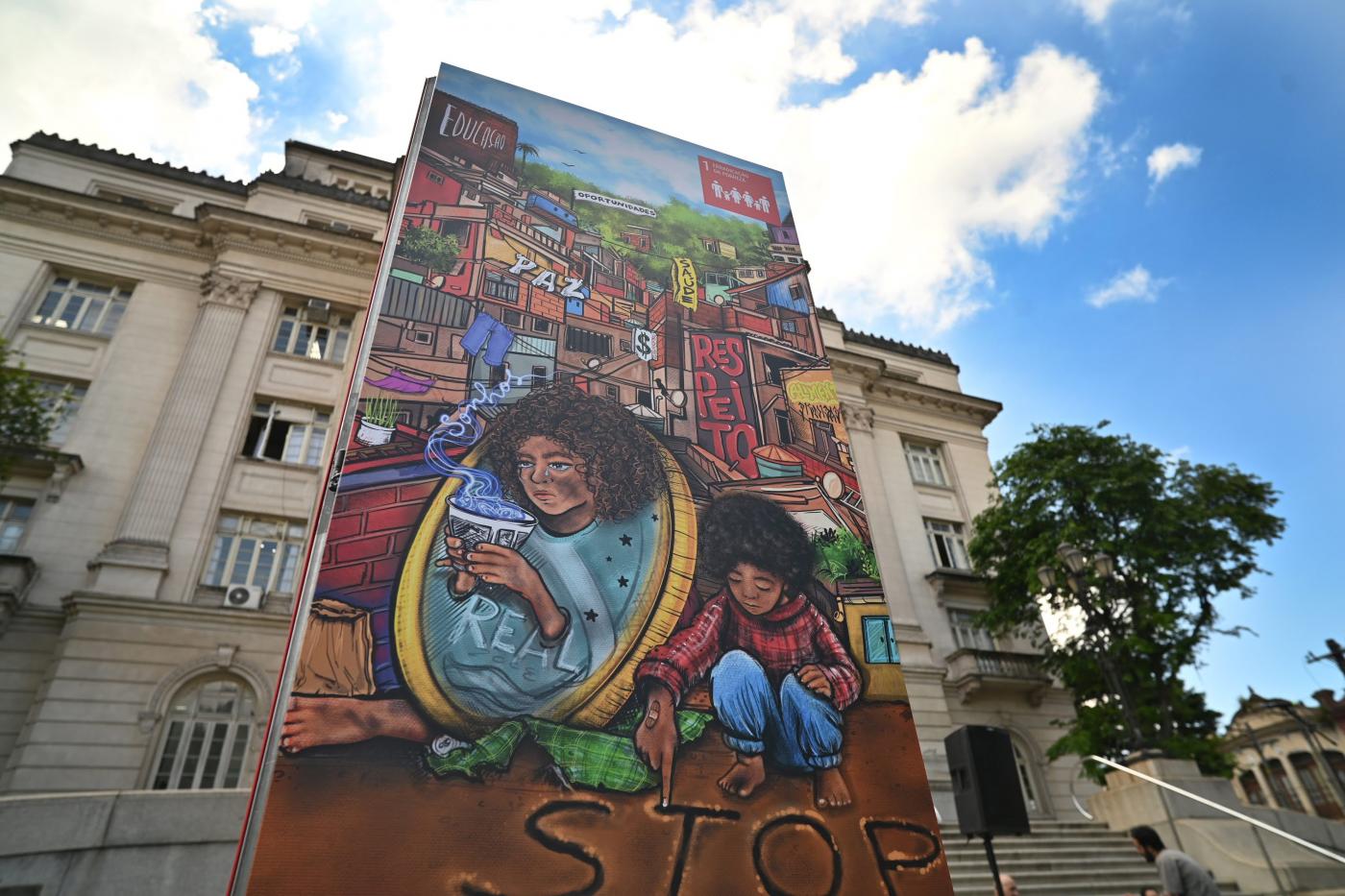 obra da exposição na praça mauá #paratodosverem 