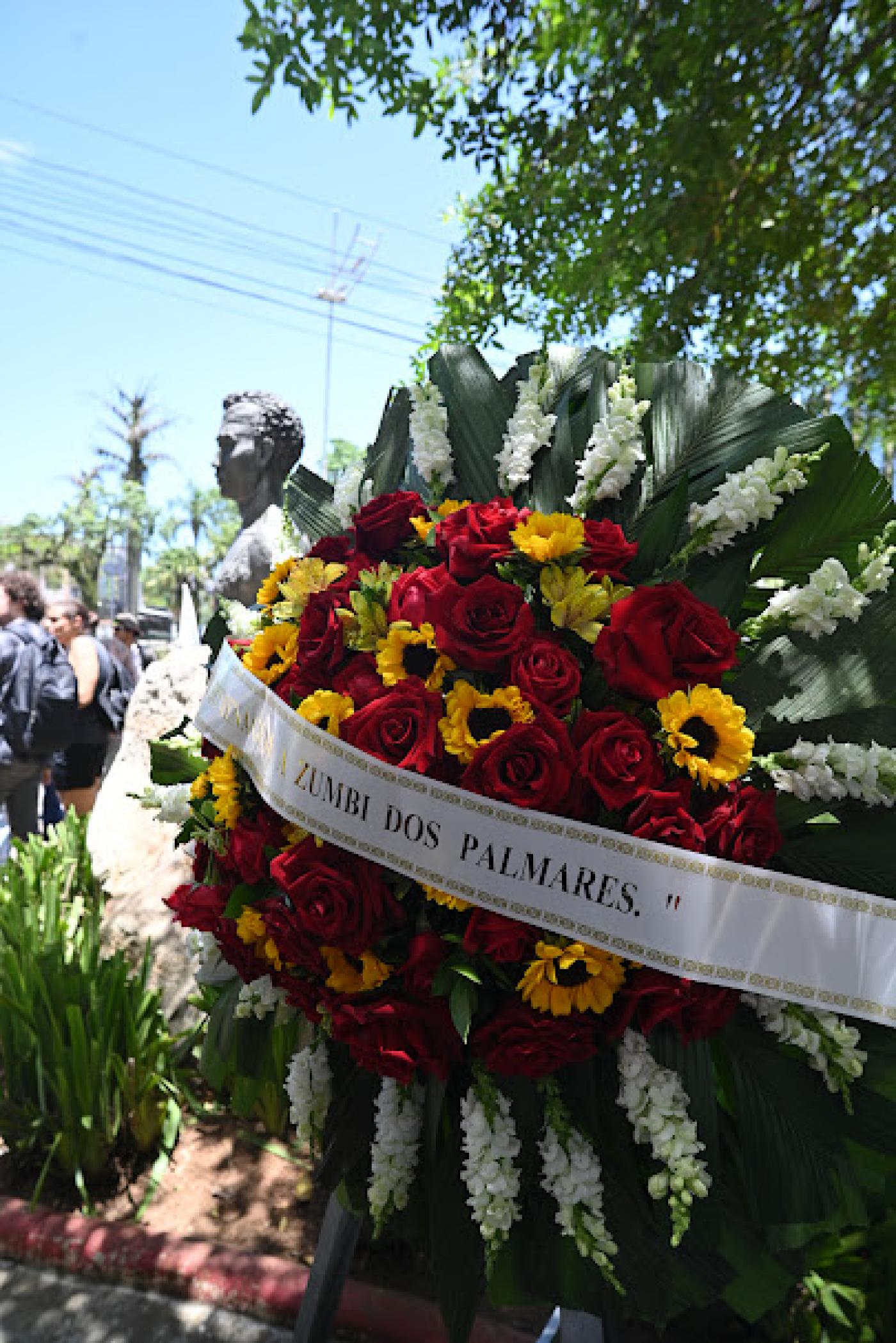 busto de zumbi com flores ao lado #paratodosverem