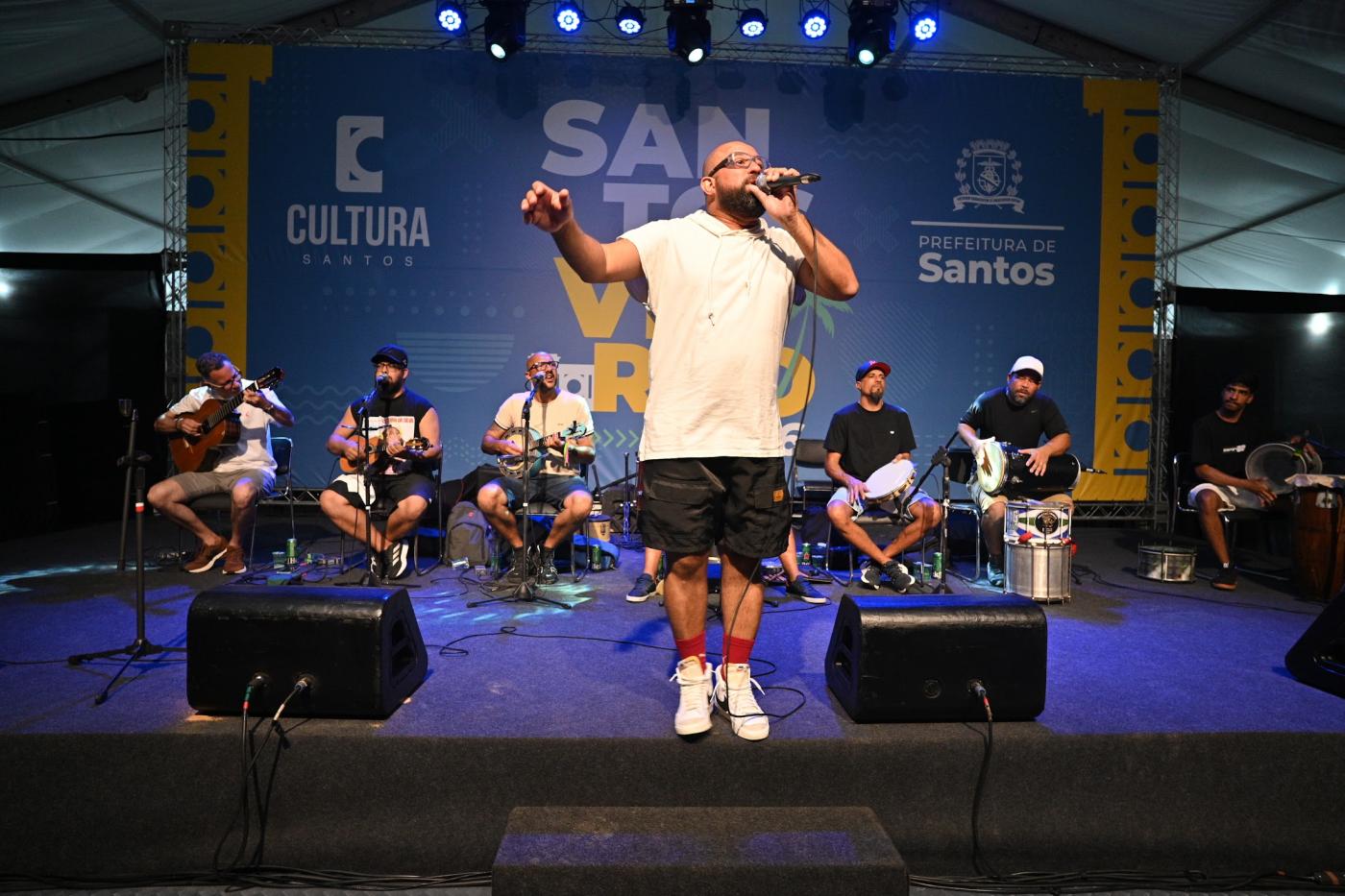 Banda se apresenta no lançamento do Carnacentro 2026. #Paratodosverem