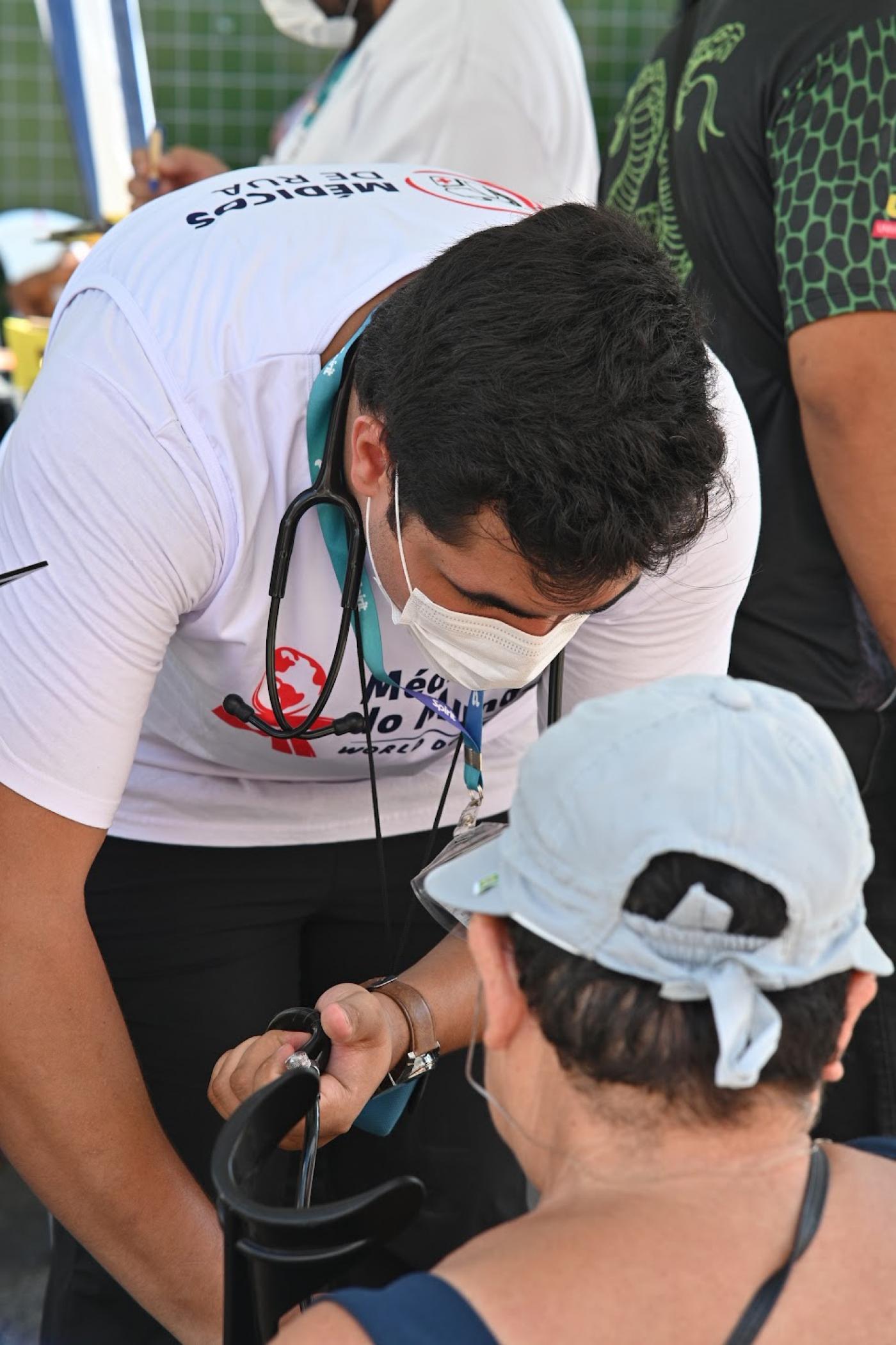 Médico realiza atendimento na população. #Paratodosverem