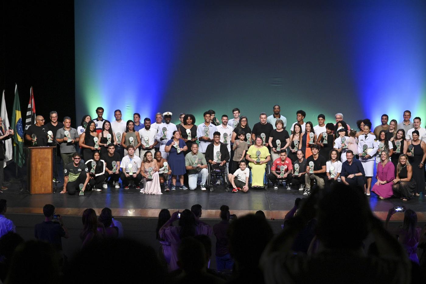 Atletas homenageados postam para foto. #Paratodosverem